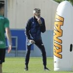 El entrenador de la Real Sociedad, Imanol Alguacil, este martes durante un entrenamiento en las instalaciones de Zubieta, en San Sebastián
