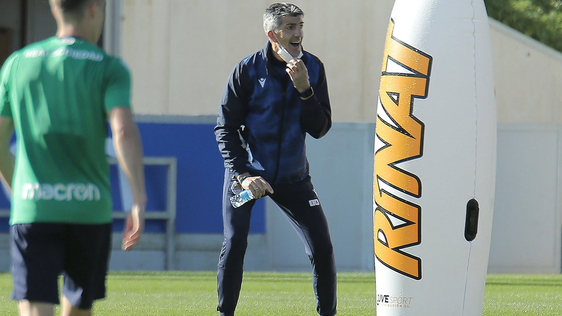 El entrenador de la Real Sociedad, Imanol Alguacil, este martes durante un entrenamiento en las instalaciones de Zubieta, en San Sebastián