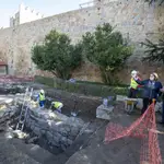El alcalde de Ávila, Jesús Manuel Sánchez Cabrera, visita los trabajos arqueológicos en la Plaza Adolfo Suárez de la capital
