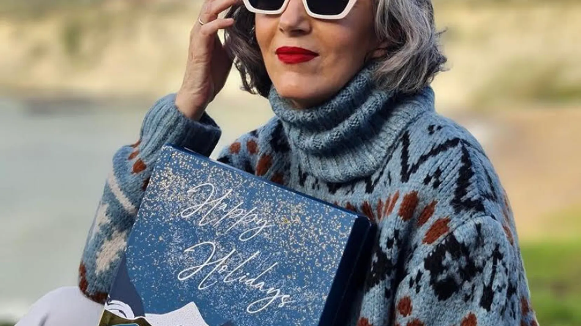 Carmen Gimeno con el jersey navideño perfecto para las mujeres de 50 años.
