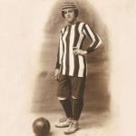 Nita Carmona vestida con la equipación del Sporting de Málaga. publñicada por el periodistas Jesús Hurtado en su blog Velezedario