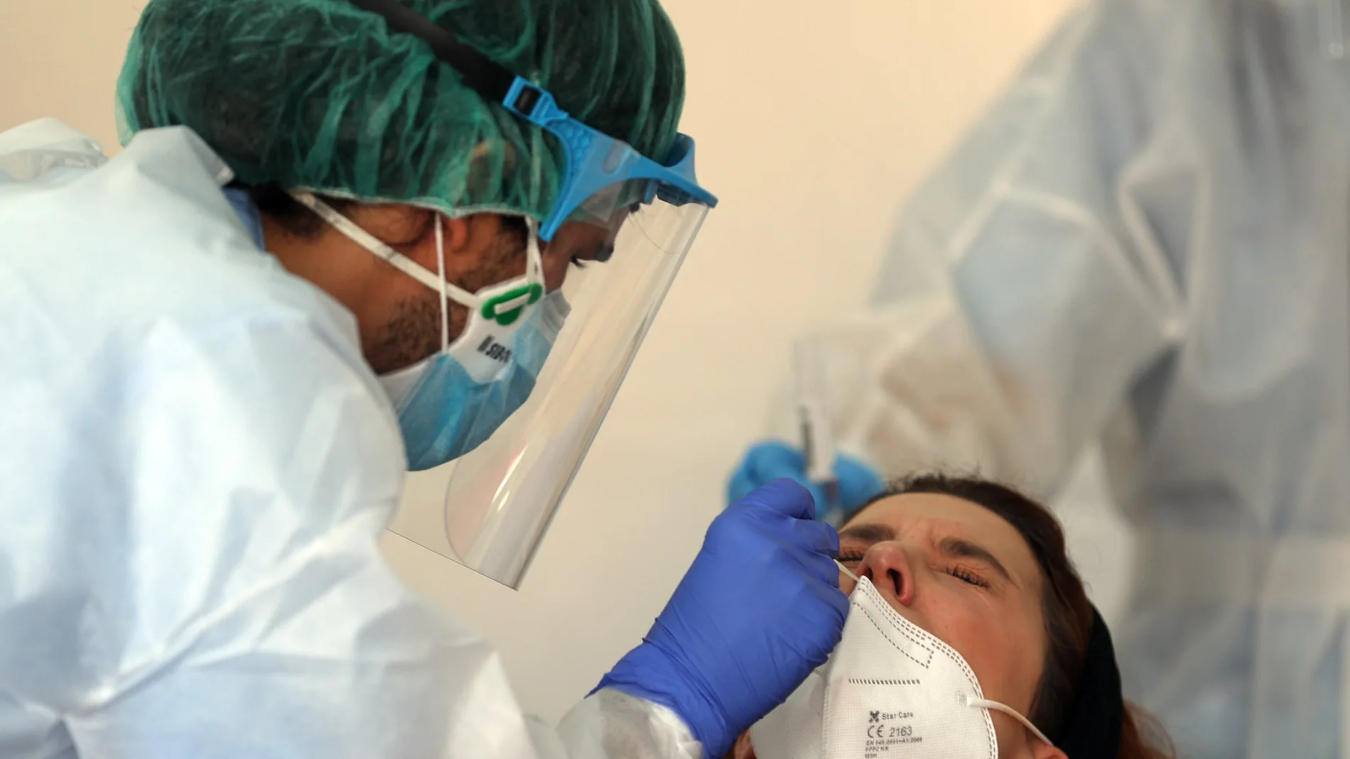 Una vecina de la localidad bilbaína de Santutxu se somete a una prueba de pcr en el hospital de la capital vizcaína. EFE/LUIS TEJIDO
