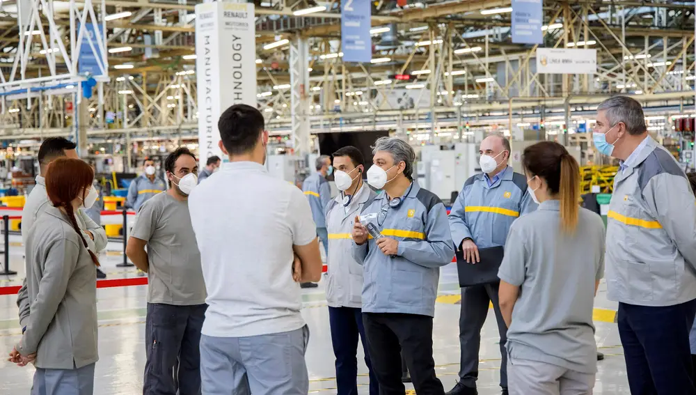 El consejero delegado del grupo Renault, Luca De Meo (C), durante una visita a la factoría de Renault en Valladolid (Efe)