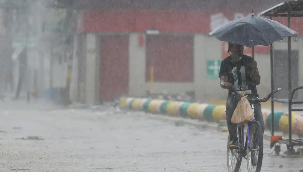 Un hombre bajo la lluvia del huracán Iota en La Lima, Honduras