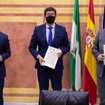 El vicepresidente del la Junta de Andalucía, Juan Marín (c) (Ciudadanos); el consejero de Hacienda, Juan Bravo (i) (PP), y el portavoz de Vox en el Parlamento andaluz, Alejandro Hernández (d), tras firmar hoy en Sevilla el acuerdo presupuestario