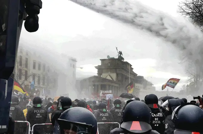 Miles de personas protestan en Berlín contra las restricciones de Merkel para frenar la covid-19
