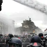  Miles de personas protestan en Berlín contra las restricciones de Merkel para frenar la covid-19