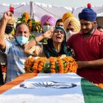 Sandeep Kaur (C) y su hermono Prabhjot Singh (2D) lamentan la muerte de su padre, el soldado Satnam Singh, quien murió en recientes choques con fuerzas chinas en la zona de Galwan, durante la ceremonia de cremación en Bhojraj, el 18 de junio de 2020. (AFP / Narinder Nanu)