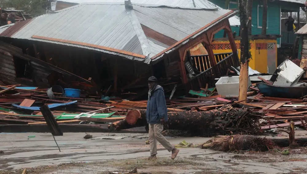 Un hombre camina frente a una de las casas dañadas por el huracán Iota, en Puerto Cabezas, Nicaragua