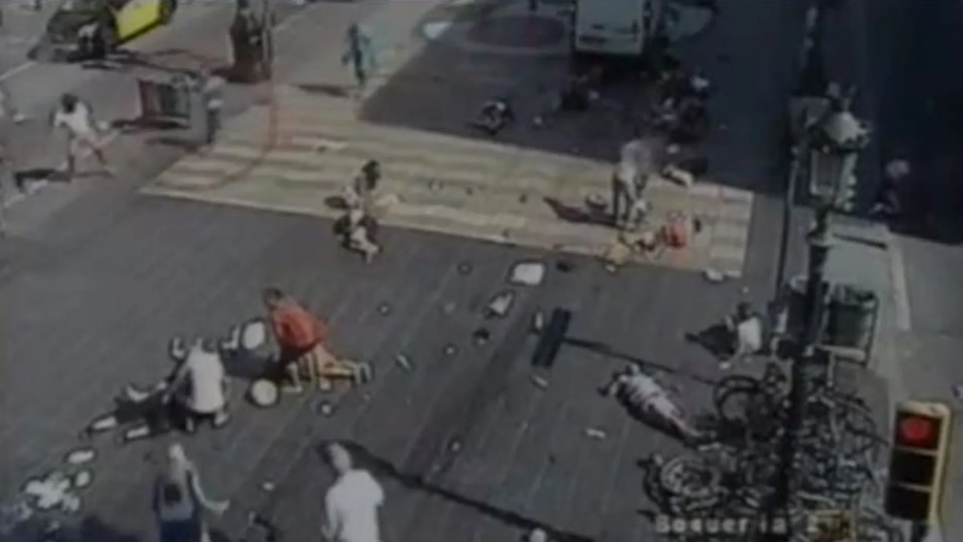 A la izquierda, con un círculo rojo alrededor, el terrorista huye tras cometer el atentado en las Ramblas de Barcelona