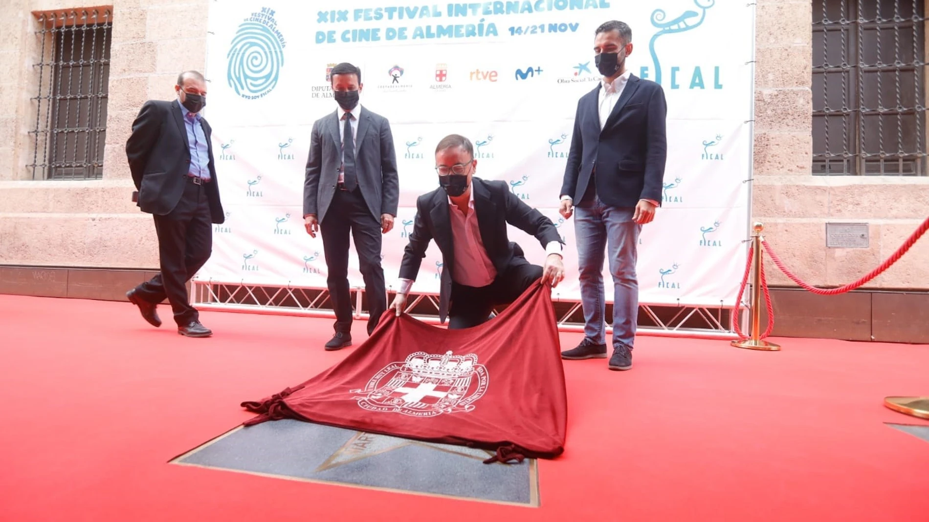 Manuel Martín Cuenca descubre su estrella en el Paseo de la Fama de Almería en el marco de Fical