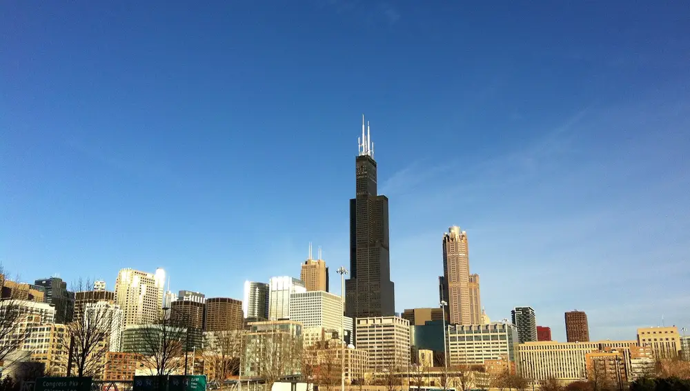 La Sears Tower elevándose sobre el skyline de Chicago.