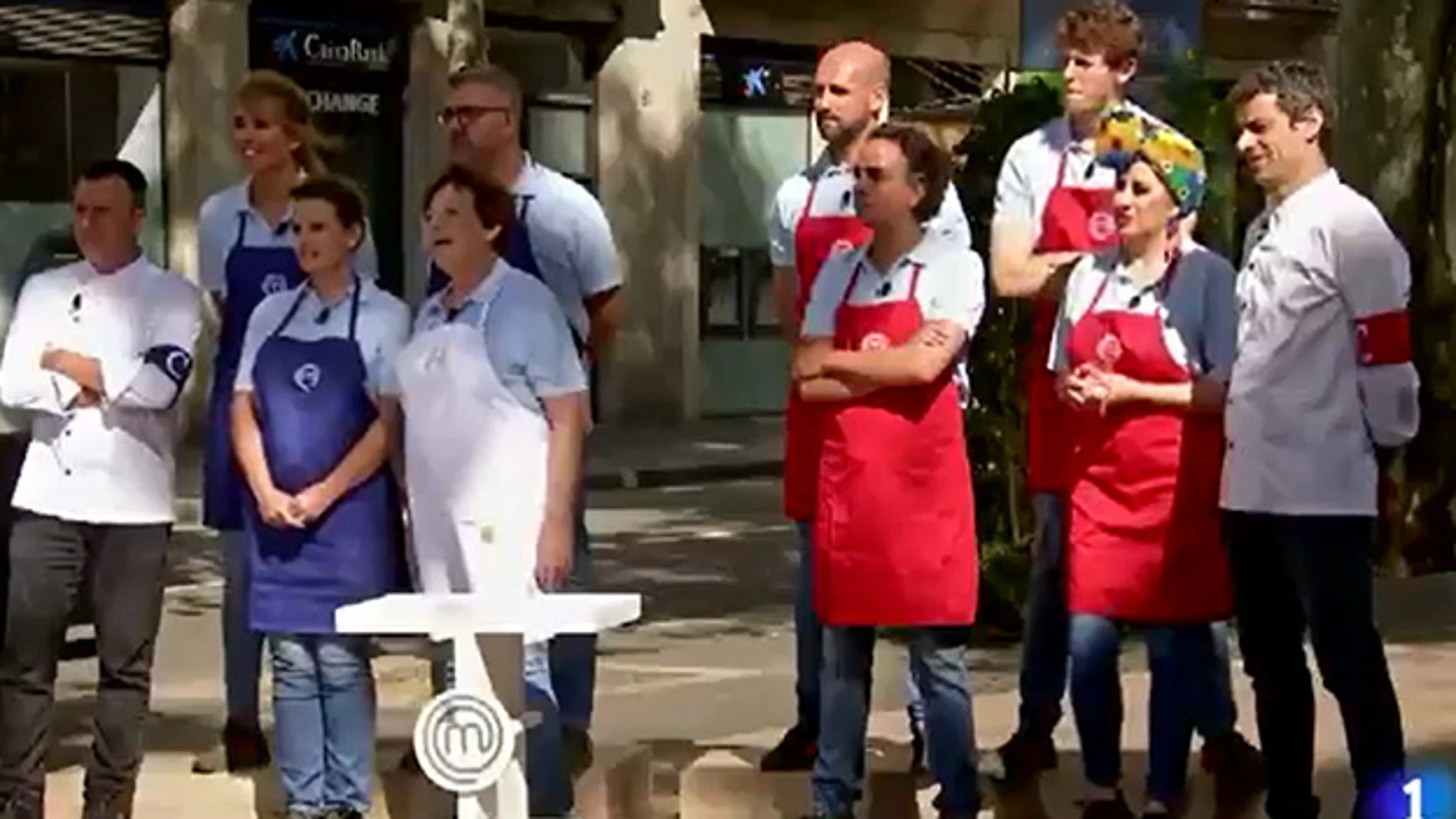 Los participantes en MasterChef Celebrity, en las calles de Barcelona.