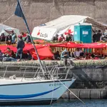 Más de 2.300 migrantes permanecen hacinados en el muelle de Arguineguín, en Gran Canaria