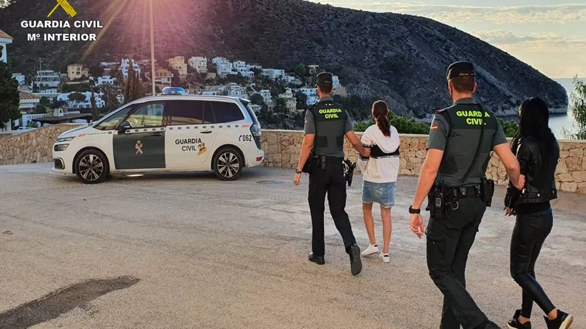 La Guardia Civil traslada a las dos mujeres rumanas detenidas por más de once hurtos en la Marina