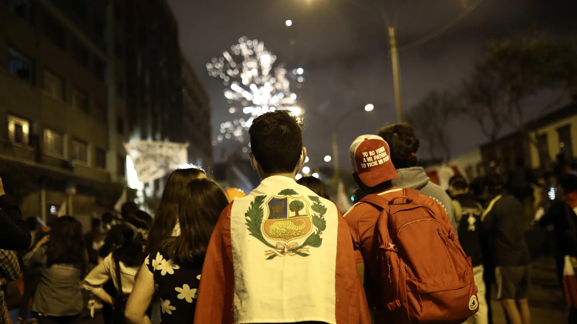 -FOTODELDIA- AME9098. LIMA (PERÚ), 17/11/2020.- Manifestantes protestan en los exteriores del Congreso peruano pidiendo una nueva constitución hoy, tras la posesión Francisco Sagasti como nuevo presidente del país, en Lima (Perú). En medio de una grave crisis política, social, sanitaria y económica, Perú comenzó este martes a encauzar el camino democrático hacia el bicentenario de su independencia con la toma de mando del político liberal Francisco Sagasti como tercer presidente del país andino en tan solo ocho días. EFE/Aldair Mejía