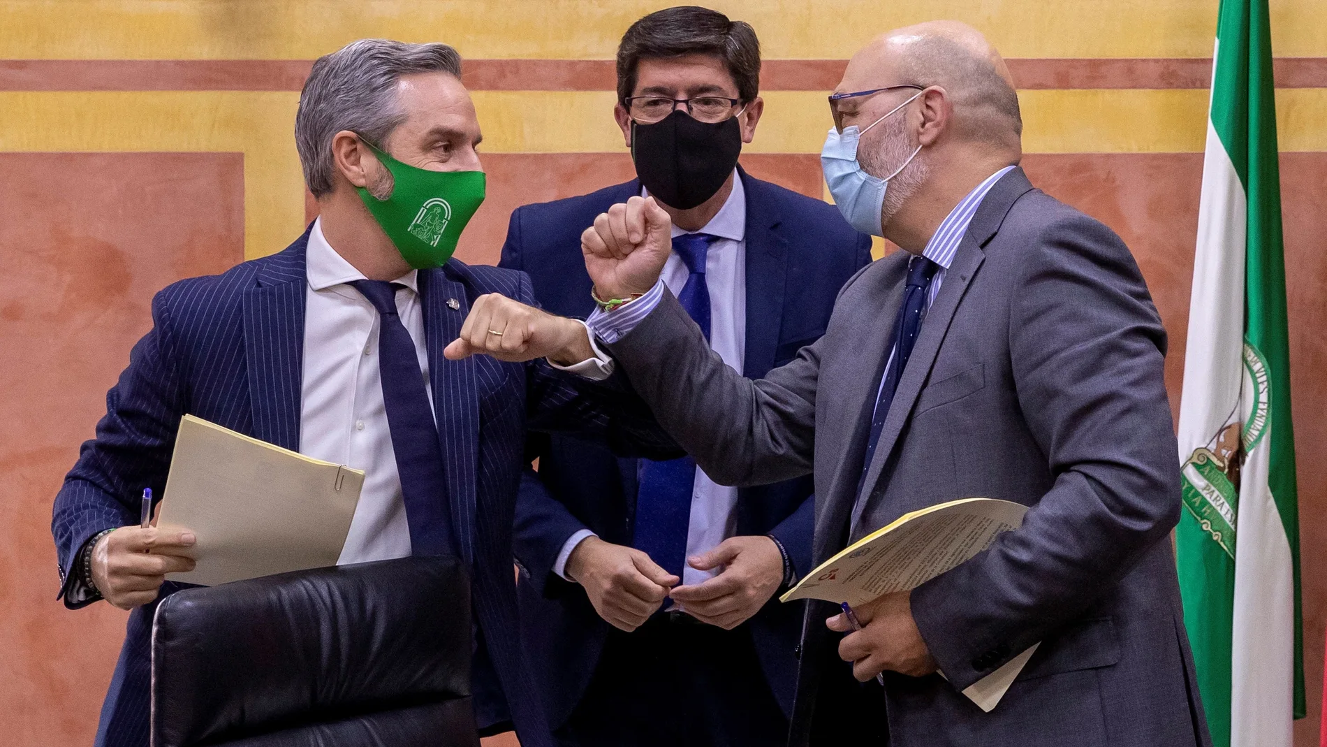 El vicepresidente del la Junta de Andalucía, Juan Marín (c), de Ciudadanos; el consejero de Hacienda, Juan Bravo (i), y el portavoz de Vox en el Parlamento andaluz, Alejandro Hernández (d)