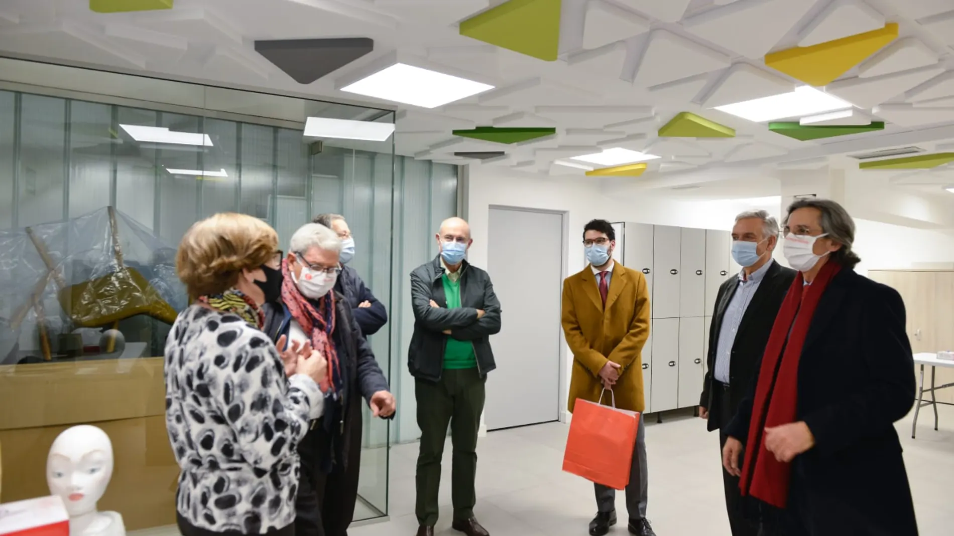 Juan Carlos de Margarida y Artemio Domínguez, entre otros, em las instalaciones de la AECC en Valladolid