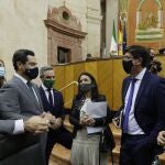 Juanma Moreno junto a Bendodo, Bravo, Bosquet, Marín y Romero, en el Parlamento