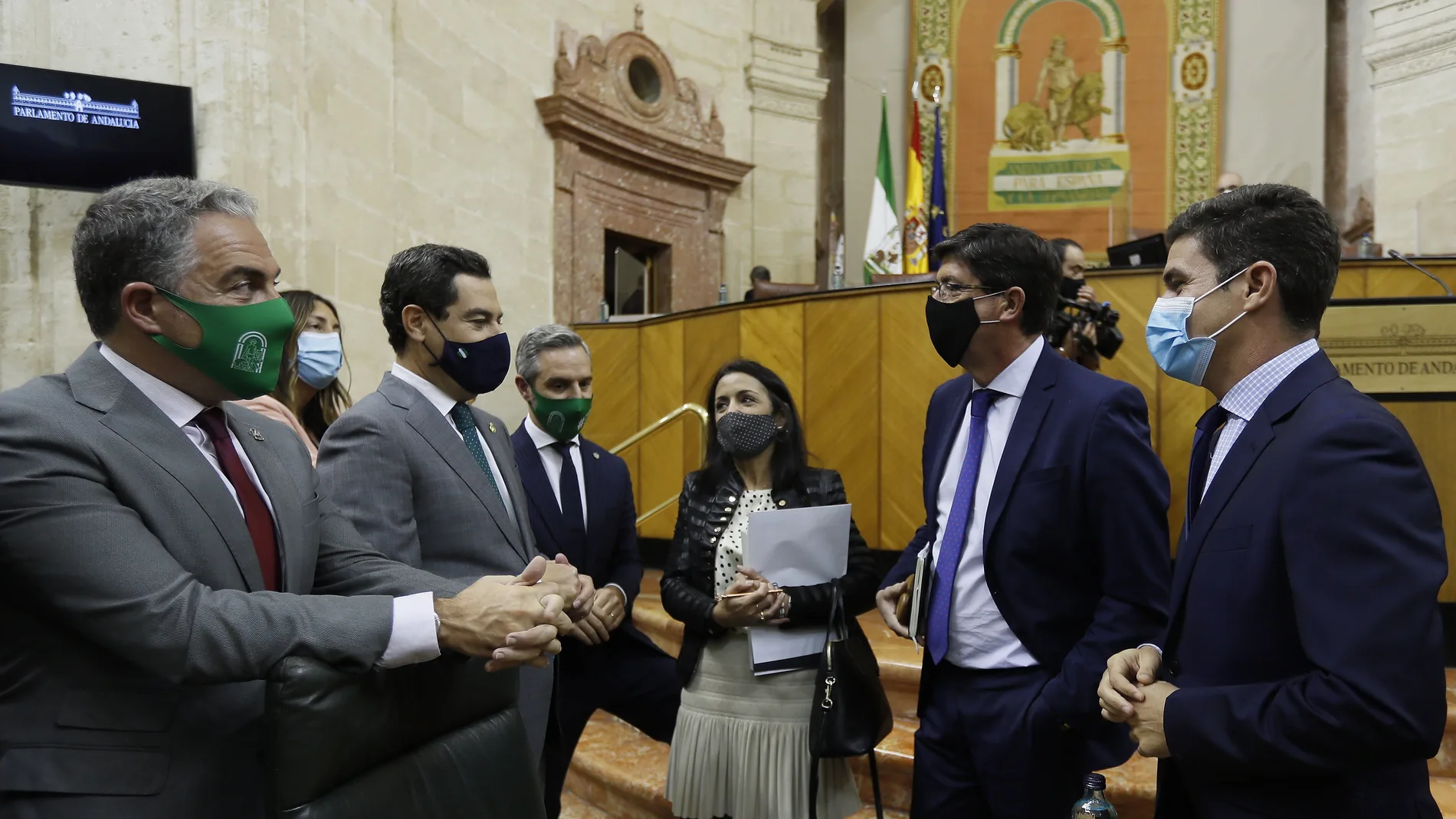 Juanma Moreno junto a Bendodo, Bravo, Bosquet, Marín y Romero, en el Parlamento