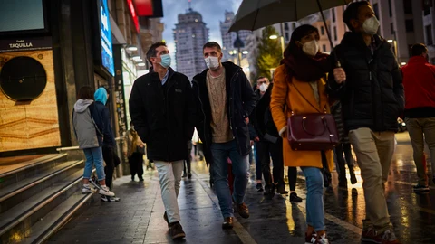 Nada sería peor que caer en el error de pensar que hemos superado la pandemia. Nos quedan meses de mascarillas
