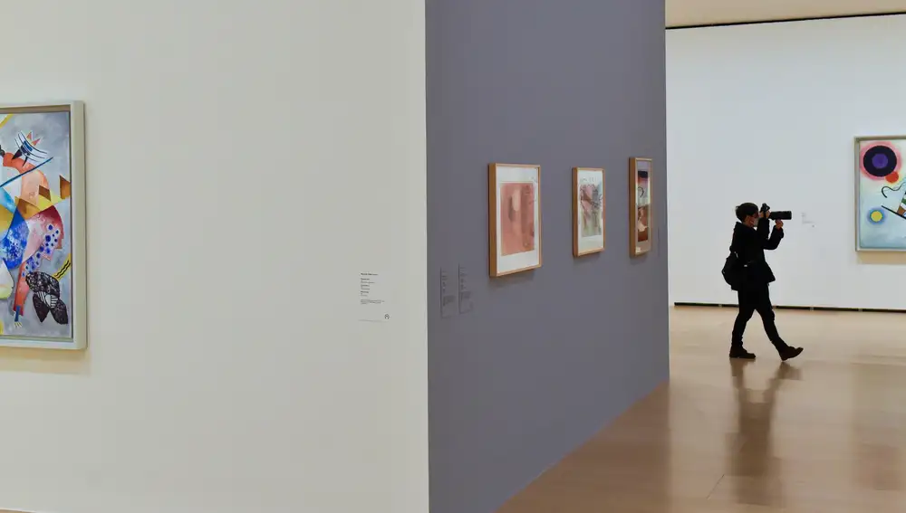 &quot;Centro Blanco&quot;, a la izquierda, y &quot;Komposition 8&quot;, derecha, dos de las obras la retrospectiva dedicada a &quot;Kandinsky&quot;