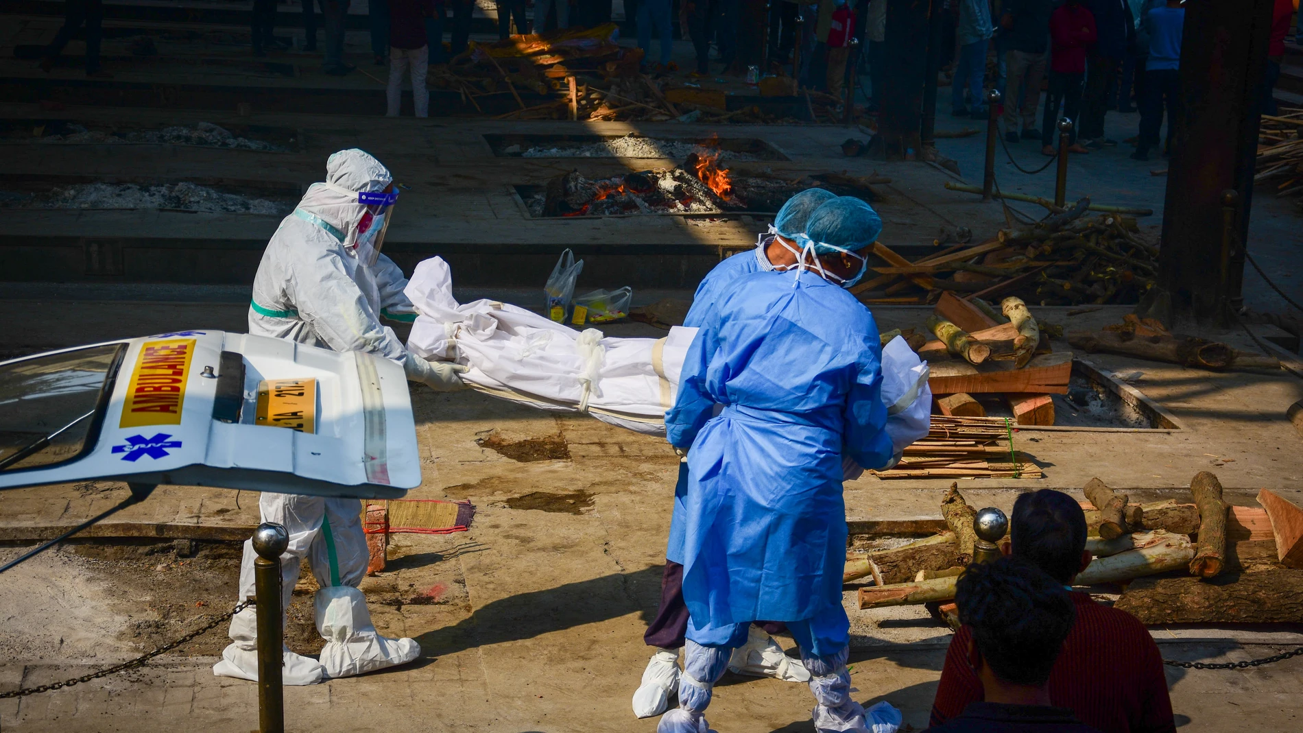19 November 2020, India, New Delhi: Health workers carry the body of a coronavirus victim at the Nigambodh Ghat crematorium. Photo: Manish Rajput/SOPA Images via ZUMA Wire/dpaManish Rajput/SOPA Images via ZU / DPA19/11/2020 ONLY FOR USE IN SPAIN