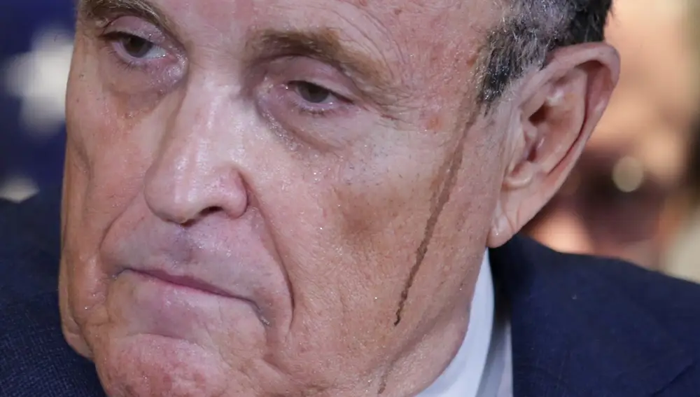 El abogado del presidente y ex alcalde de Nueva York, Rudy Giuliani, en la sede del Comité Nacional Demócrata