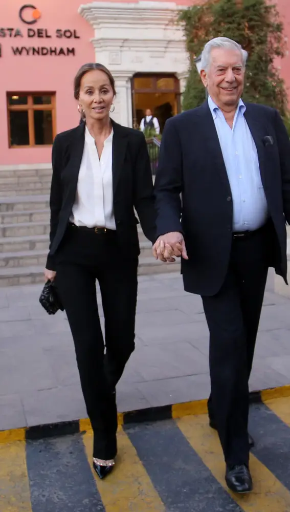 El escritor Mario Vargas Llosa e Isabel Preysler en Arequipa 09/11/2018en la foto : cogidos de la mano