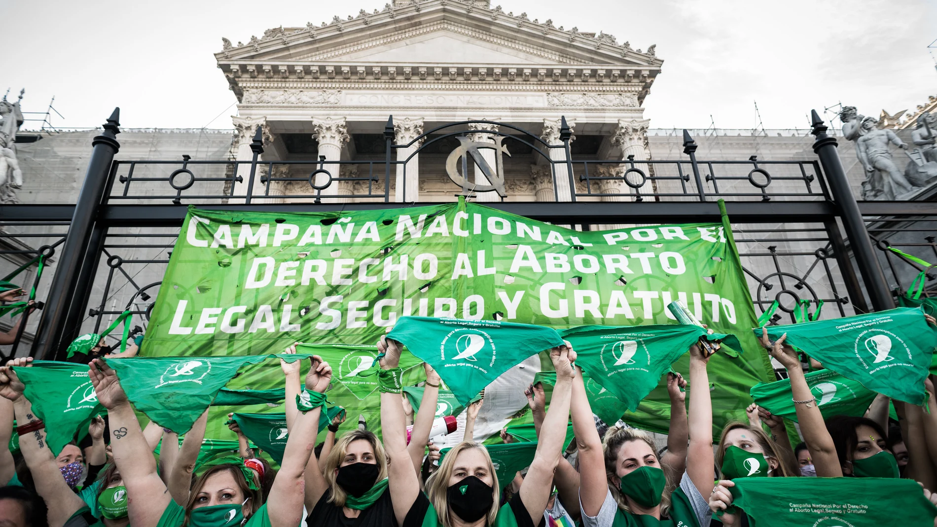 Manifestación de mujeres a favor del derecho al aborto frente al Congreso argentino