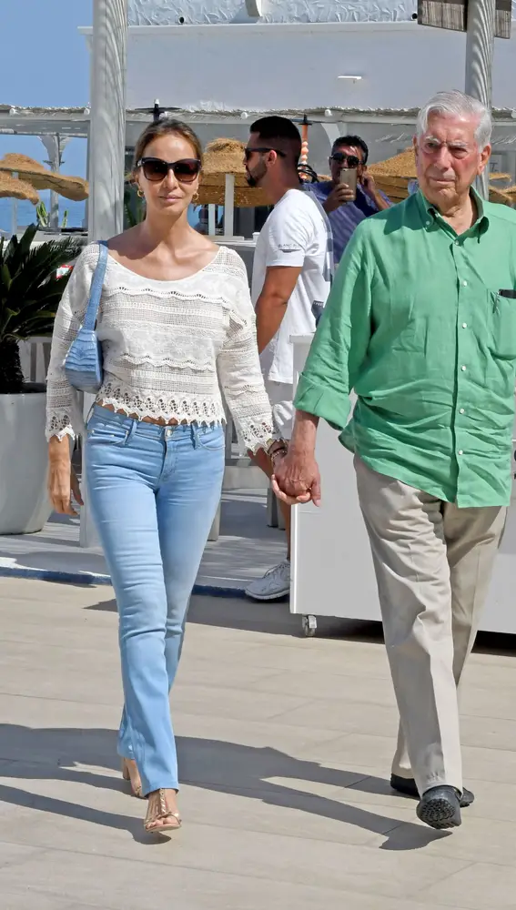 El escritor Mario Vargas Llosa e Isabel Preysler en Marbella.31/08/2017En la foto paseando de la mano