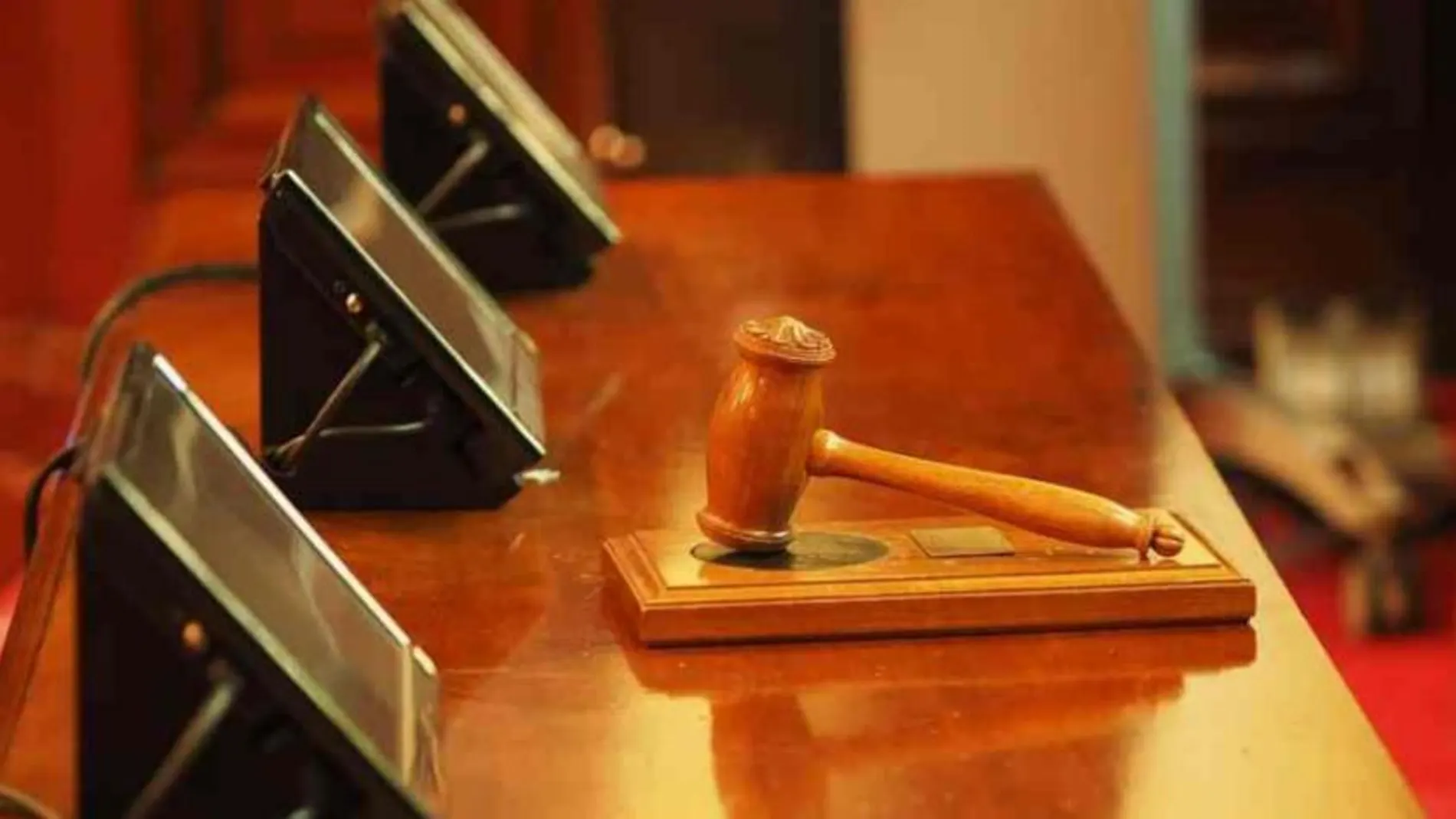 Suspenden a los jueces que absolvieron a violador