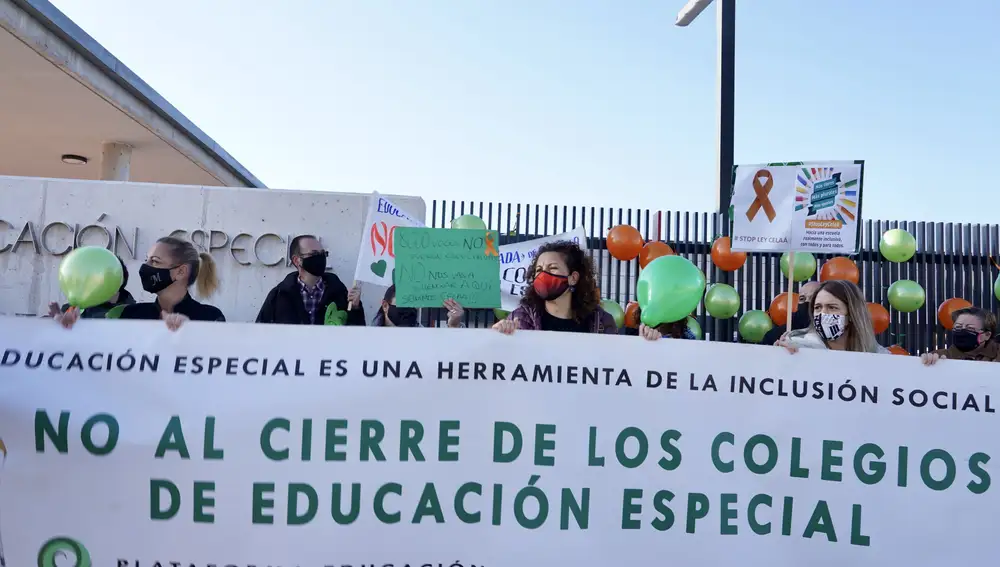 La Asociación Ayuda a la Dependencia y Enfermedades Raras de Castilla y León apoya a las familias con hijos con discapacidad para que no se cierren los colegios de Educación Especial.