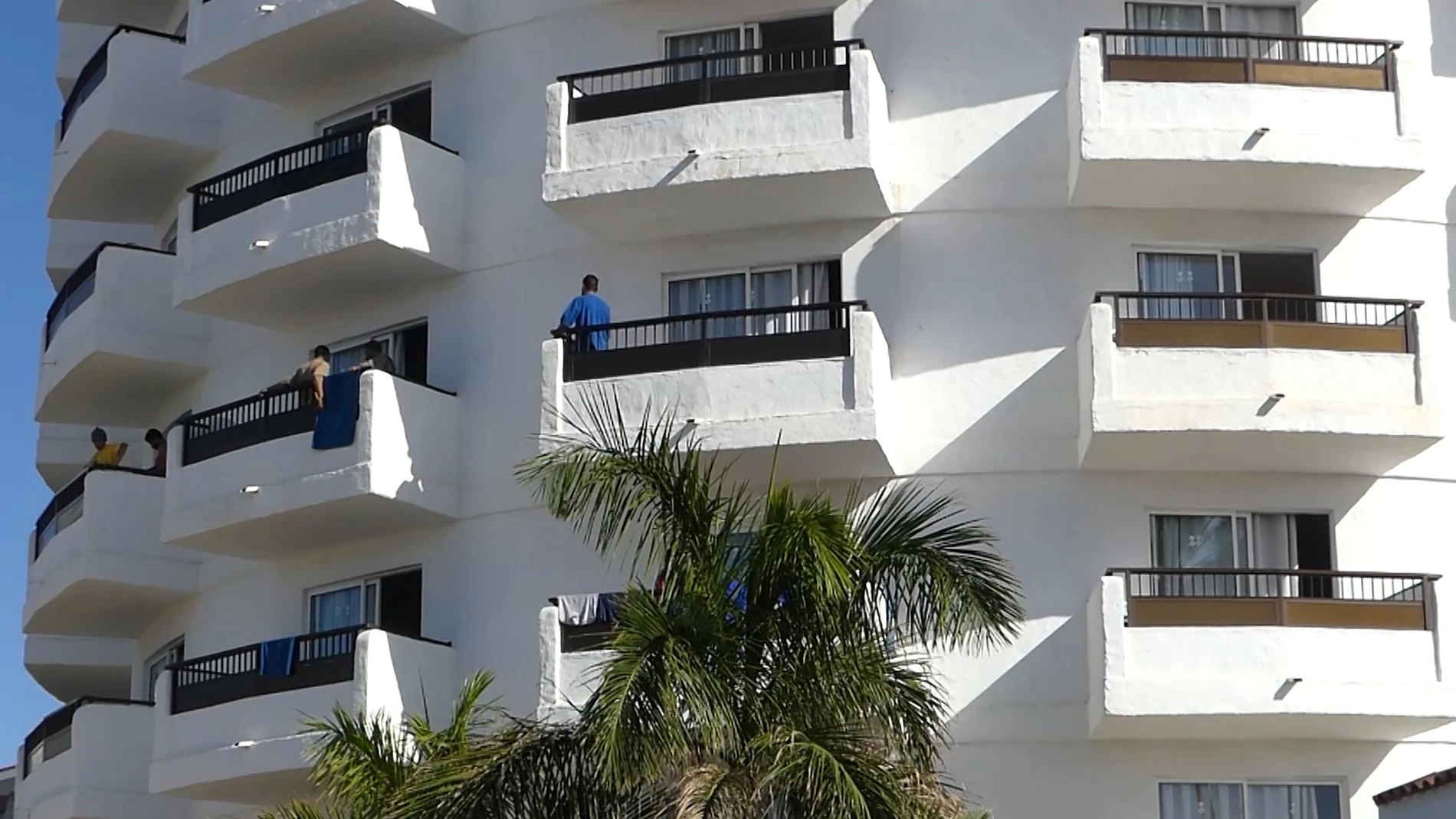 Fachada y balcones del hotel Waikiki donde han acogido a decenas de inmigrantes. zar durante meses. Europa Press