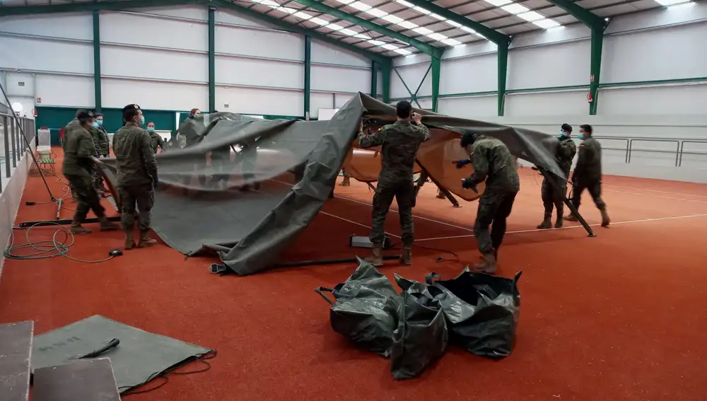 Varios militares levantan carpas en un polideportivo de Burgos para realizar tests