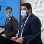 El consejero de Salud, Manuel Villegas (i), y el presidente de la Región de Murcia, Fernando López Miras