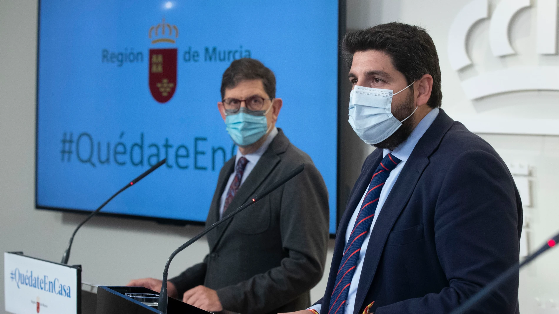 El consejero de Salud, Manuel Villegas (i), y el presidente de la Región de Murcia, Fernando López Miras