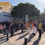 Protesta de padres, profesores y alumnos en un centro educativo de Sevilla