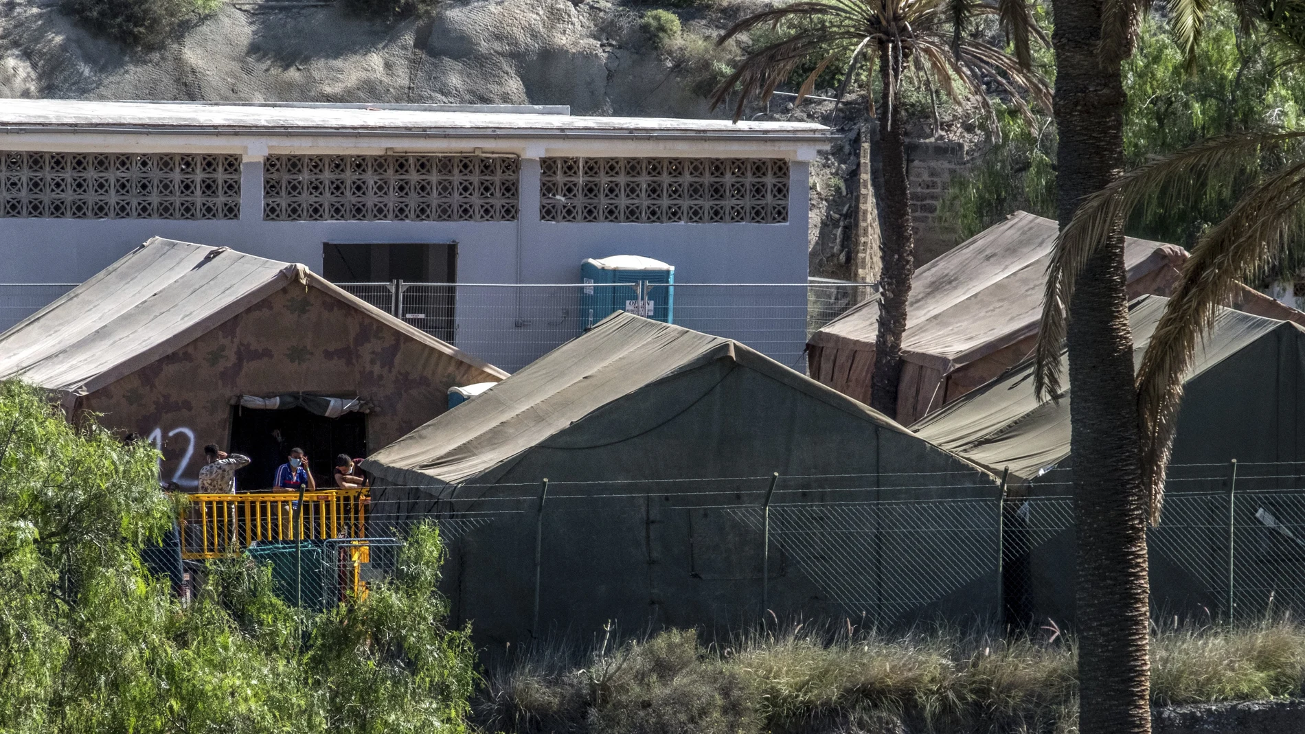 Migrantes en las instalaciones militares de Barranco Seco en Gran Canaria, donde se albergan en carpas
