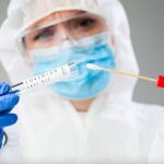 La PCR es un test en el que se introduce un bastoncillo por la nariz y/o la garganta a la hora de tomar la muestra