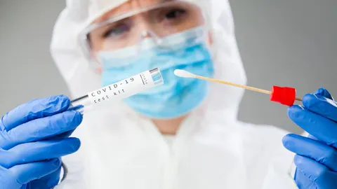 La PCR es un test en el que se introduce un bastoncillo por la nariz y/o la garganta a la hora de tomar la muestra
