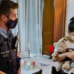 El pequeño, con su oso de peluche