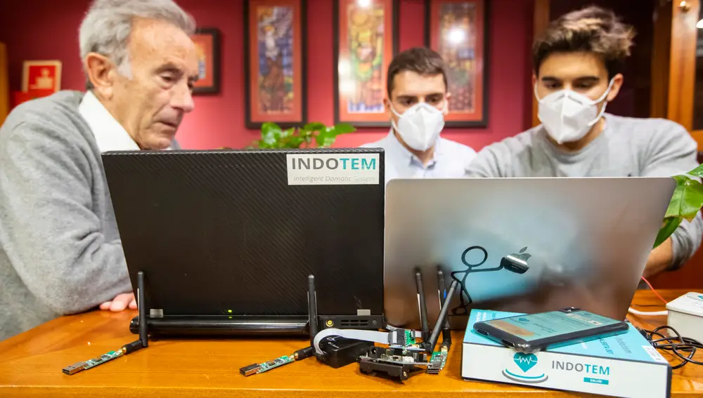 Jaime y Miguel, fundadores de Indotem, han creado un sistema para monotorizar a los ancianos de una residencia a través de sensores