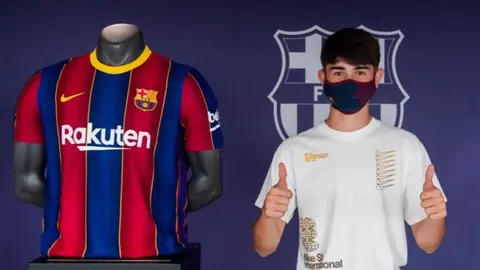 Gavi en su renovación con el Barcelona.