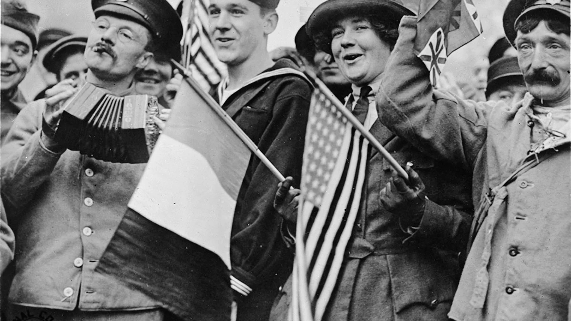 Un grupo de hombres y mujeres festeja el armisticio de la Primera Guerra Mundial en 1918