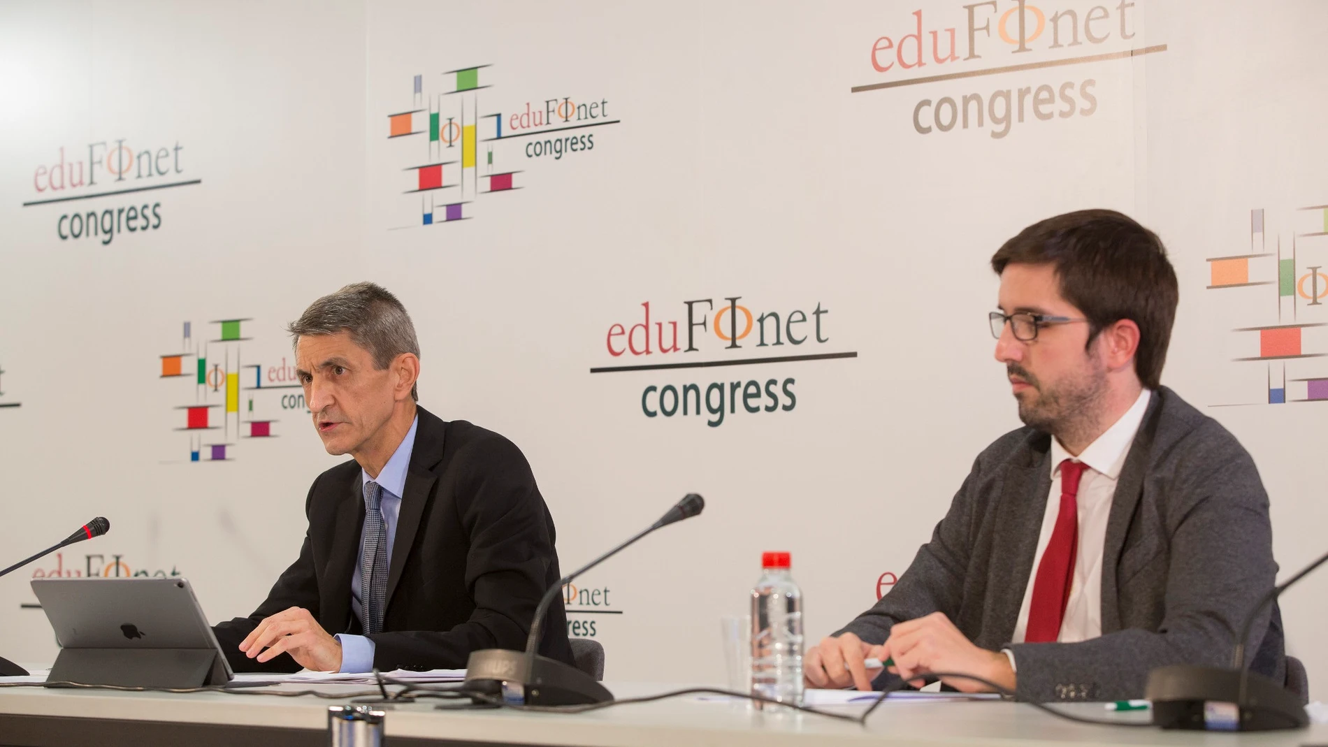 José M. Domínguez, director del Proyecto Edufinet, y José Antonio Díaz, responsable del Área de Educación Financiera del Grupo Unicaja, en el III Congreso Educación Financiera