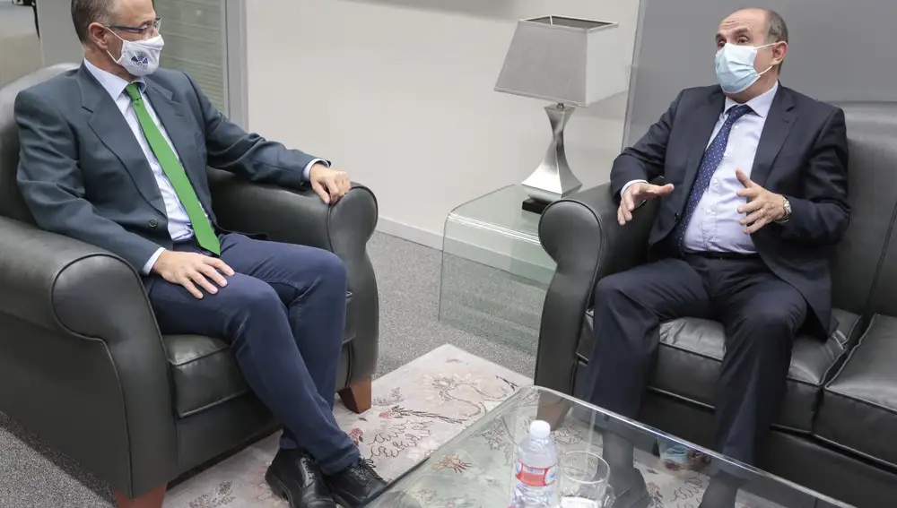 El presidente de las Cortes de Castilla y León, Luis Fuentes, conversa con Tomás Quintana, Procurador del Común, durante el encuentro que han mantenido este viernes