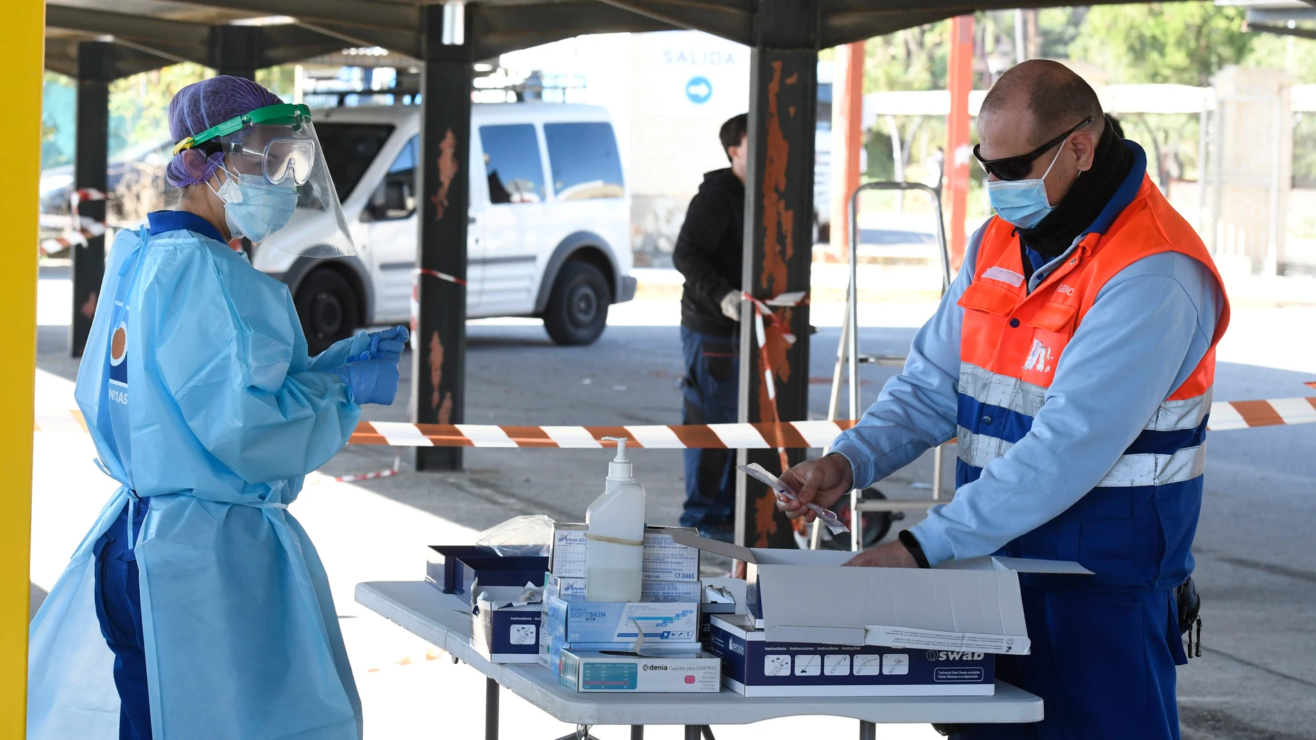 Sanitarios preparan pruebas PCR para diagnosticar nuevos casos de coronavirus