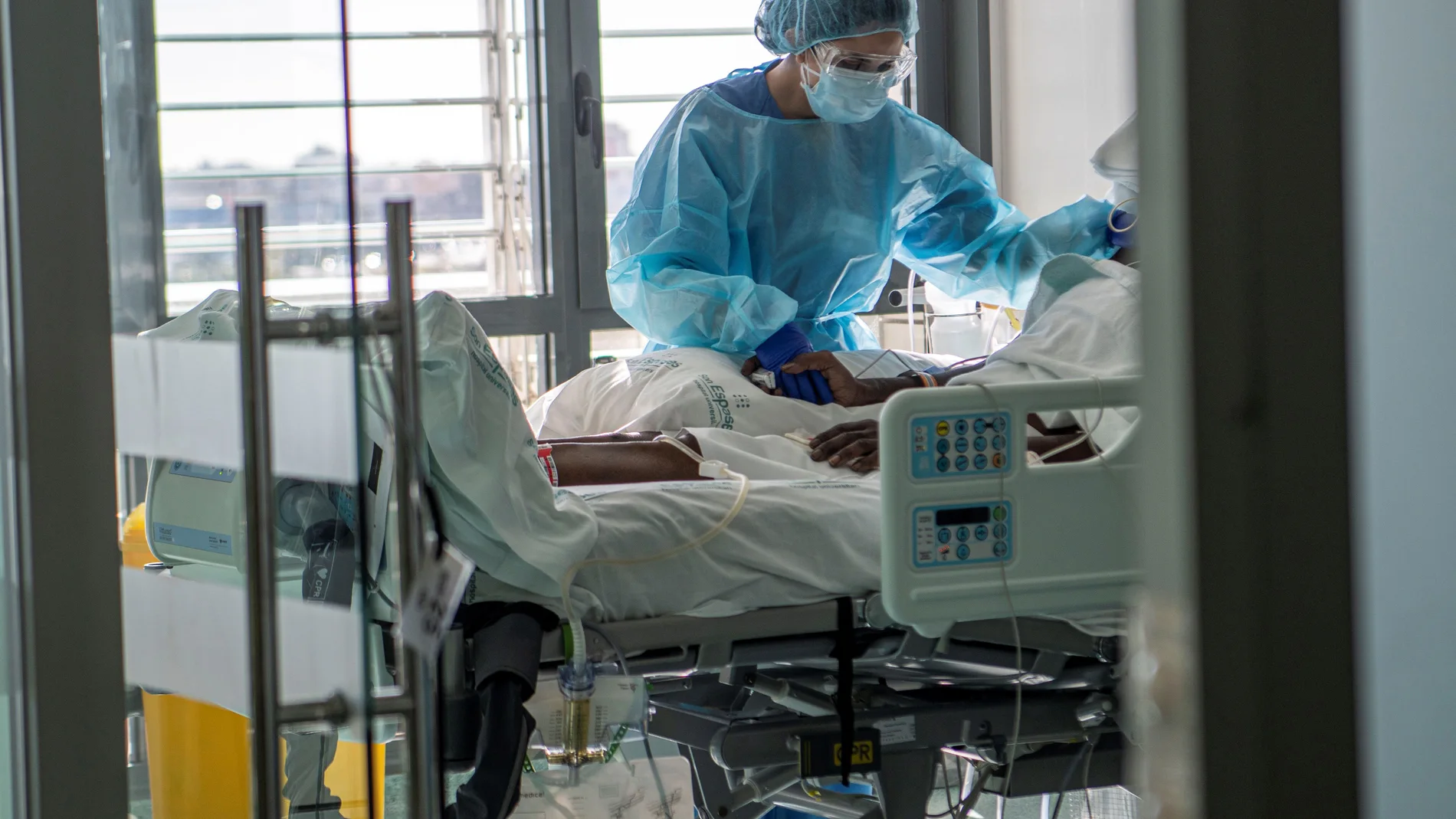 Un enfermo de Covid-19 es atendido por una fisioterapeuta en la UCI del hospital Son Espases de Palma de Mallorca