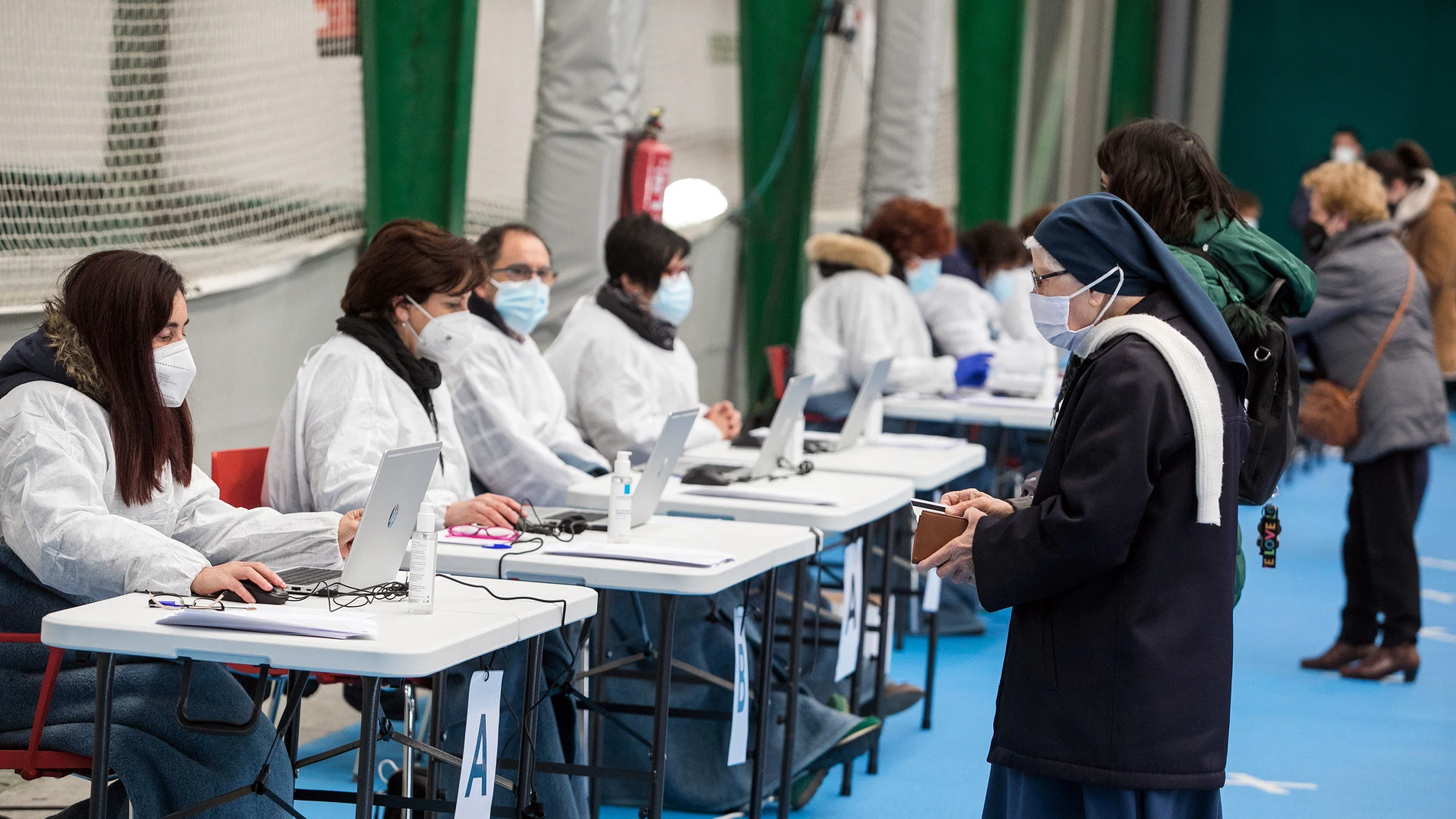 Un grupo de personas acude al Complejo Deportivo El Plantío donde sanitarios realizan test de antígenos de Covid-19, en BurgosTomás Alonso / Europa Press21/11/2020